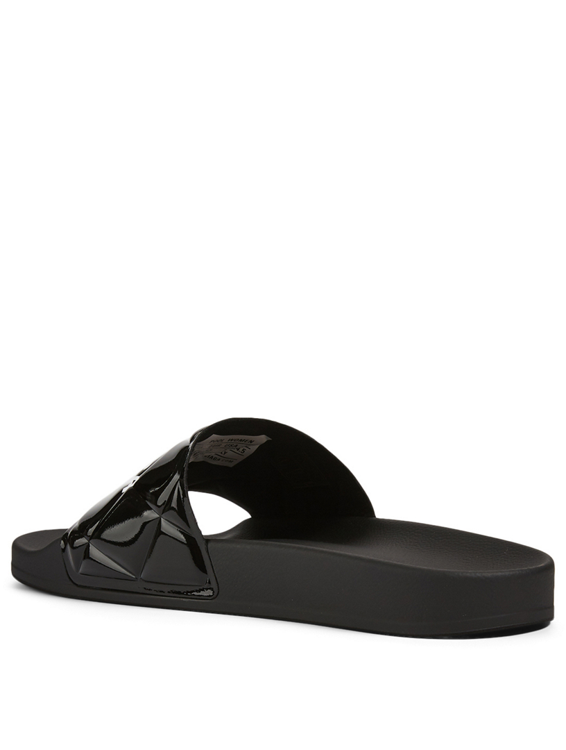 Claquettes matelassées vernies à logo