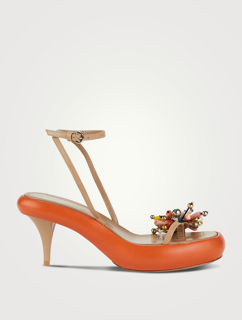Sandales en cuir ornées de perles
