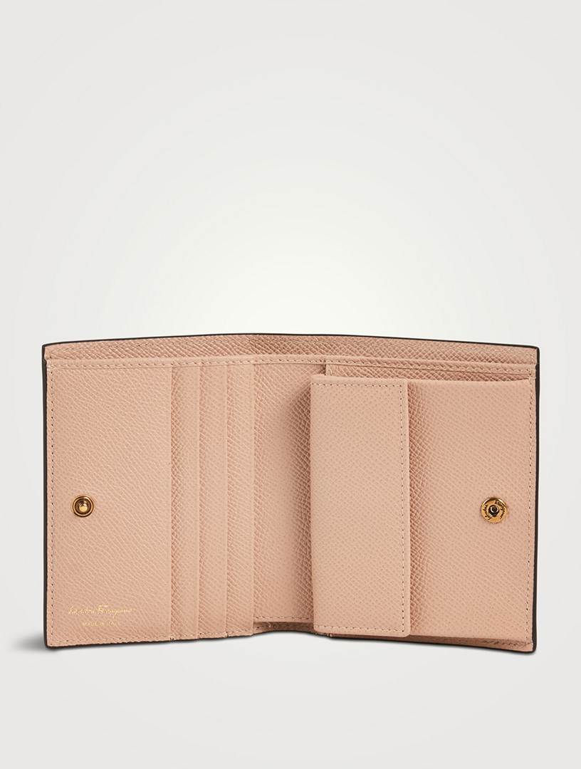 折りたたみ財布 FERRAGAMO GANCINI COMPACT WALLET IN GRAINY LEATHER Gancini compact wallet - Women | Ferragamo