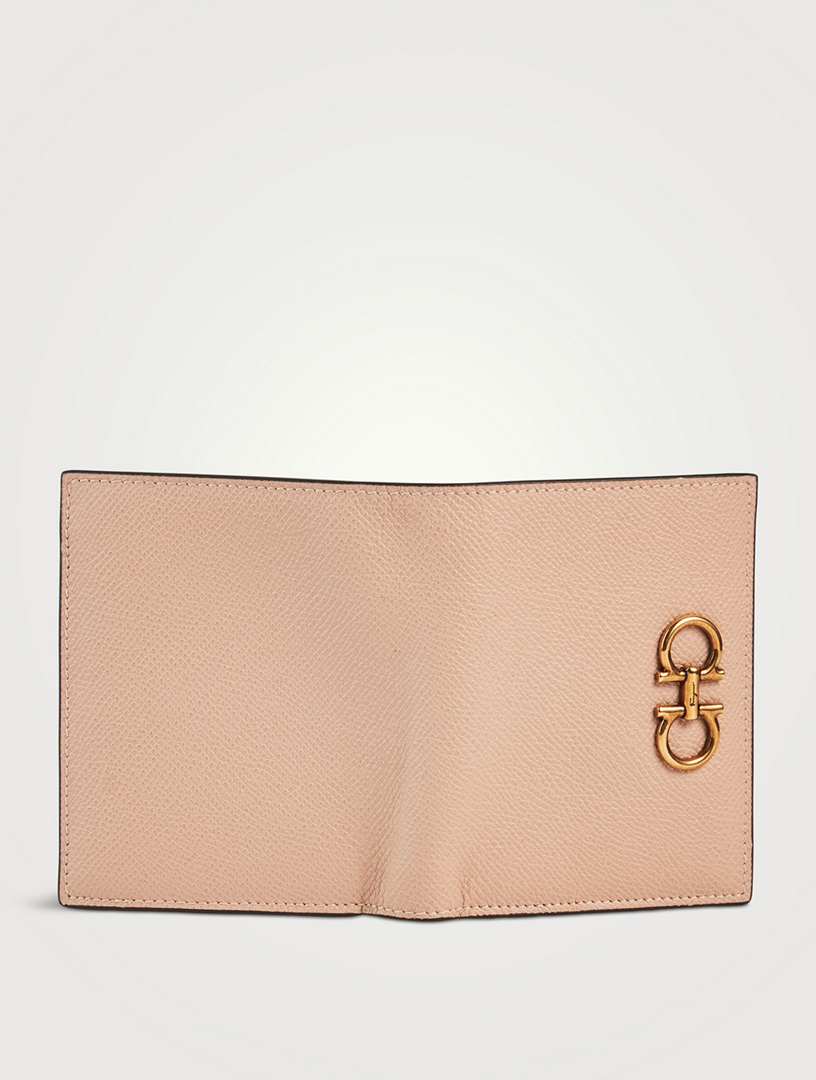 折りたたみ財布 FERRAGAMO GANCINI COMPACT WALLET IN GRAINY LEATHER Gancini compact wallet - Women | Ferragamo