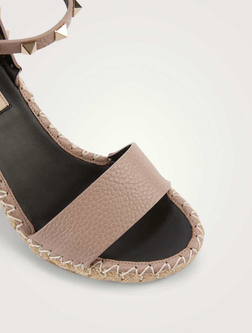 Rockstud Metallic Flat Flip-flop Sandal for Woman in Skin