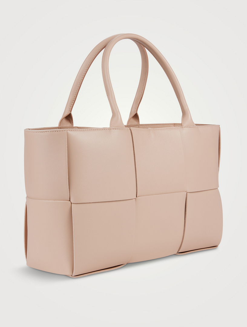 直営店☆BOTTEGA VENETA☆ MEDIUM ARCO レザー トートバッグ BOTTEGA VENETA Medium Arco Leather Tote Bag | Holt Renfrew