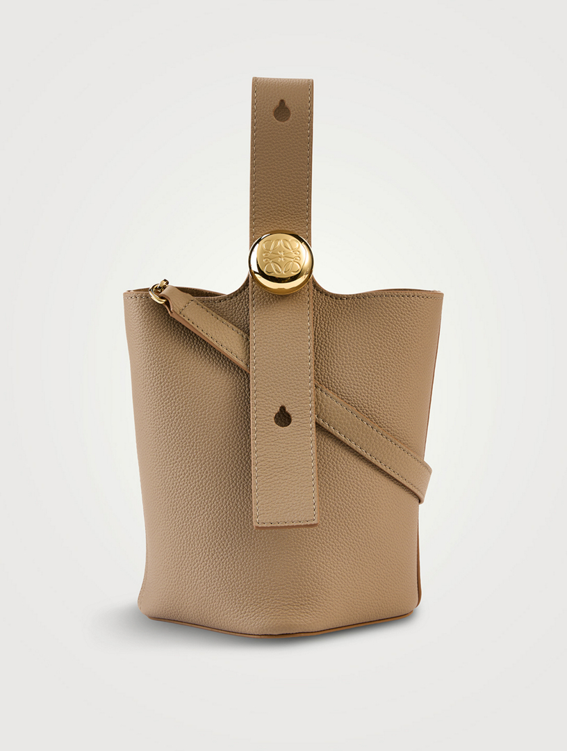 LOEWE Sac seau Pebble en cuir, mini | Holt Renfrew