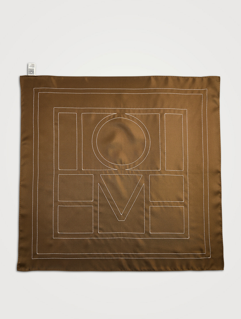 Carré de soie à monogramme brodé