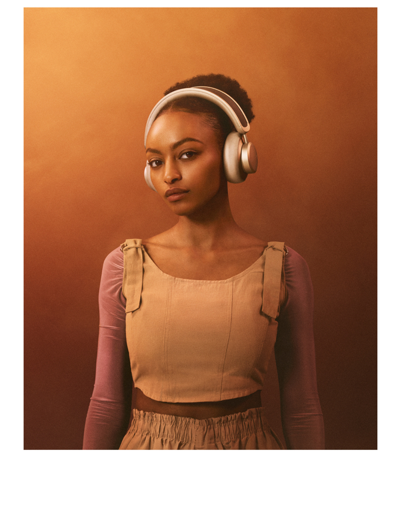 URBANISTA Los Angeles SolarPowered SelfCharging OverEar ANC