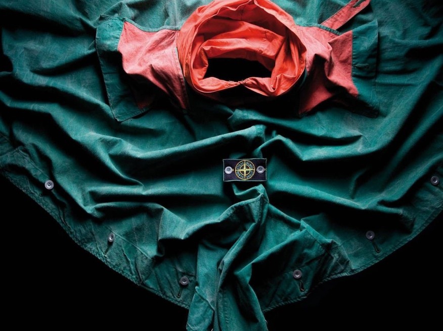 A green jacket with red accents made from the Tela Stella fabric. / Une veste verte ornée de rouge en Tela Stella.