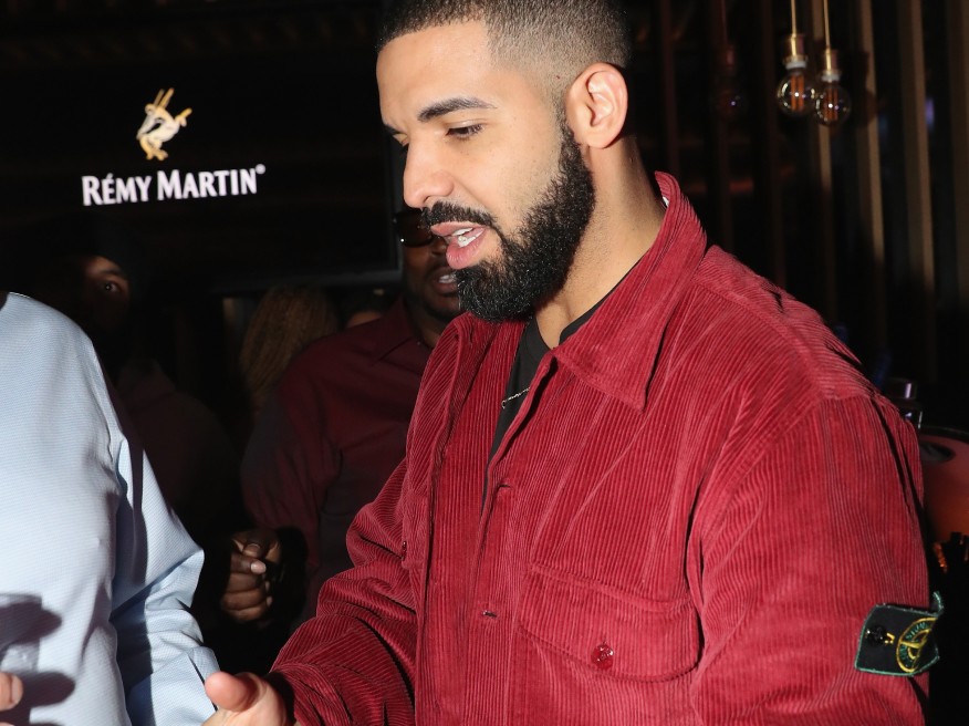 Drake wearing Stone Island ‘fits whlie posing for the camera. / Drake portant une tenue Stone Island et posant pour la caméra.