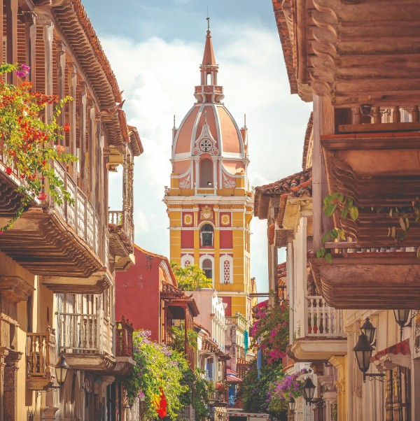 An image of a tall, ornate building in Caragena.