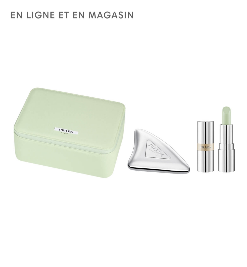 Une pochette verte et deux produits de beauté Prada