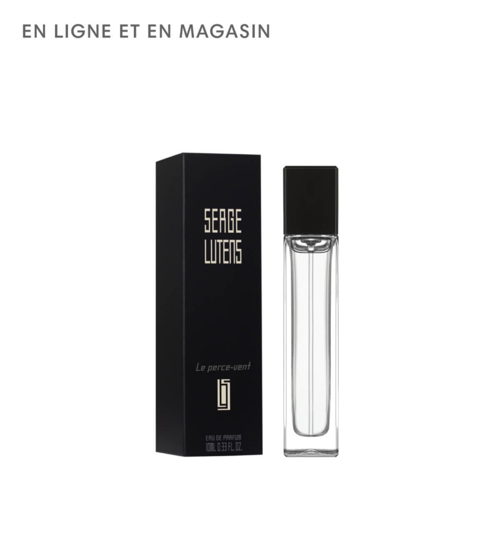 Un flacon de parfum miniature Serge Lutens