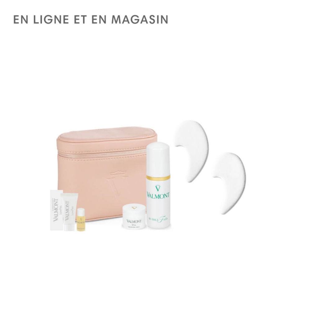 Une pochette rose entourée de produits de beauté Valmont