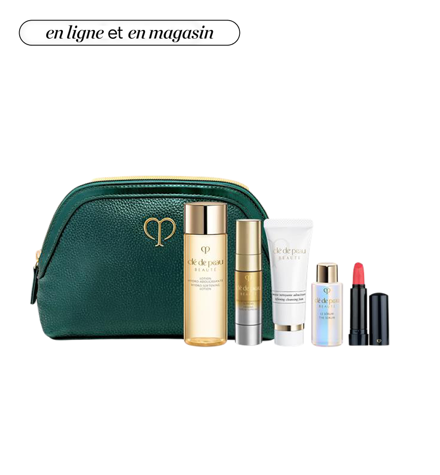 Une pochette rose clair entourée de produits de beauté Clé de Peau