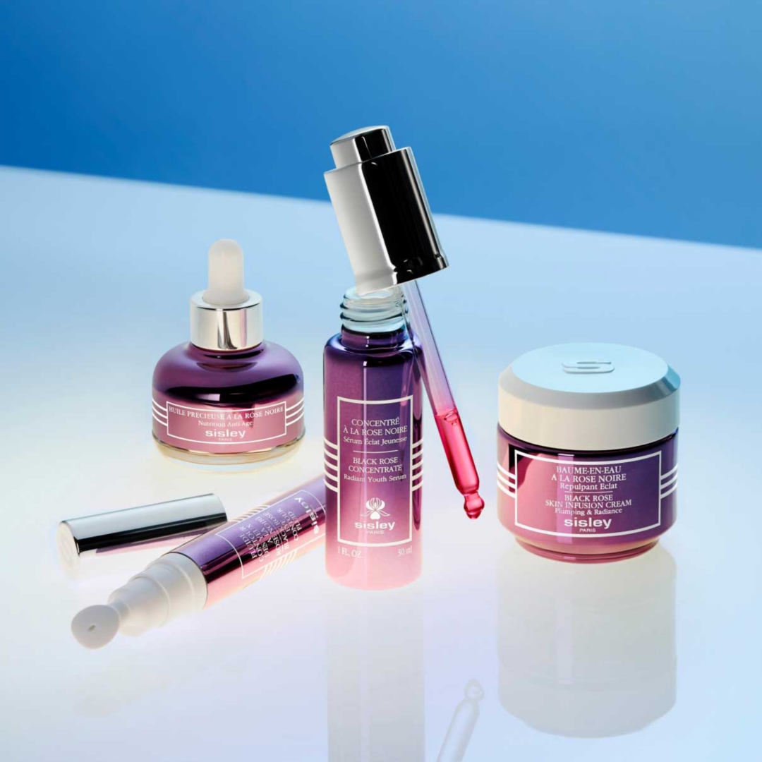 Dua Lipa avec des produits de maquillage Yves Saint Laurent