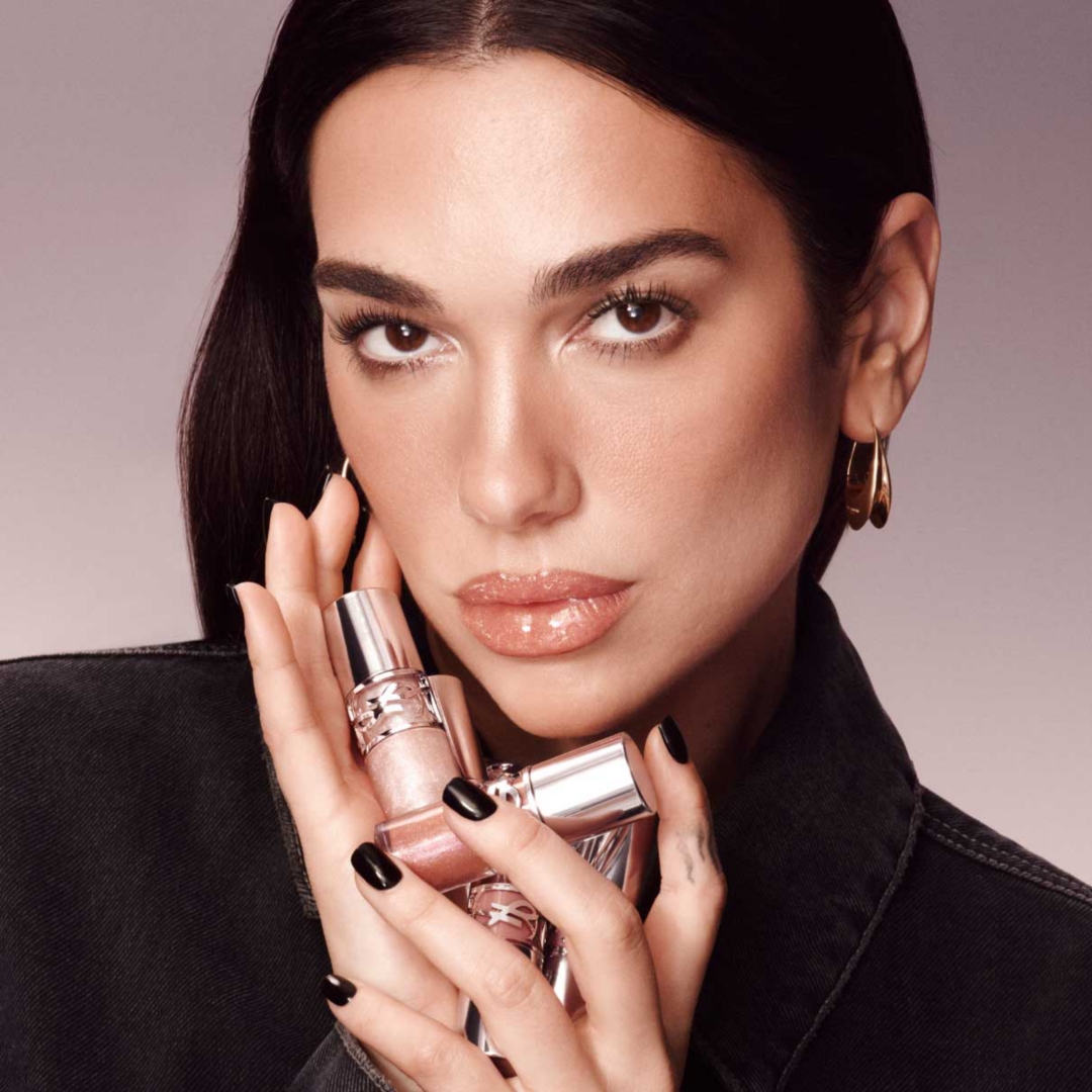 Dua Lipa avec des produits de maquillage Yves Saint Laurent